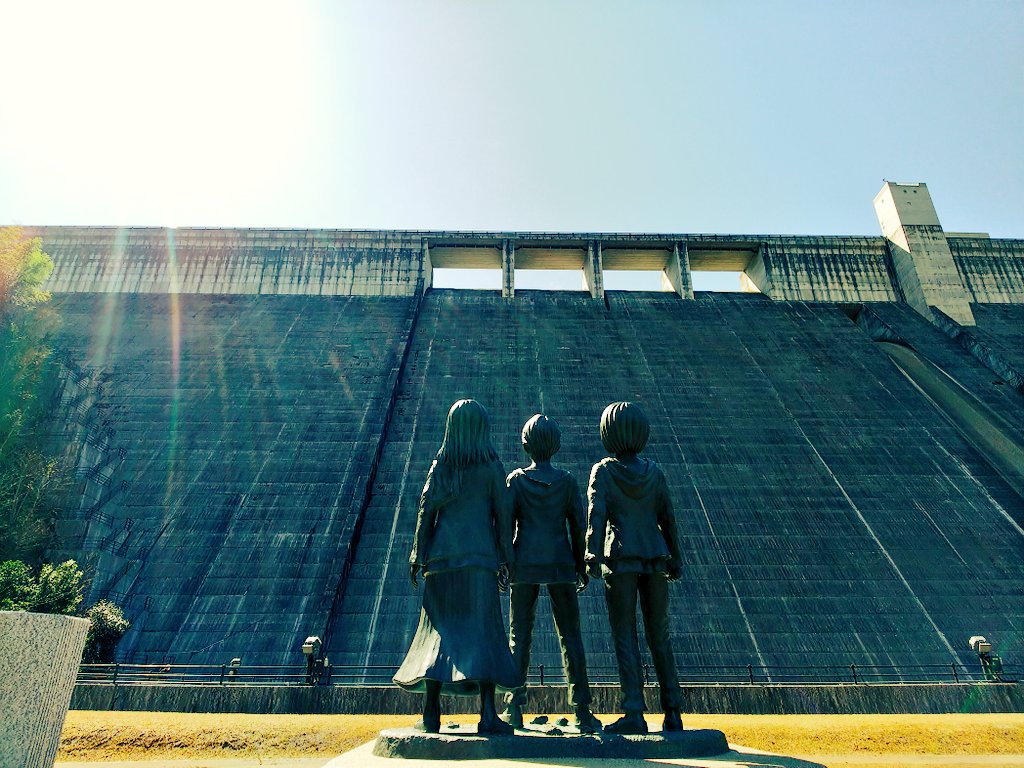 shingeki no kyojin statue oyama dam