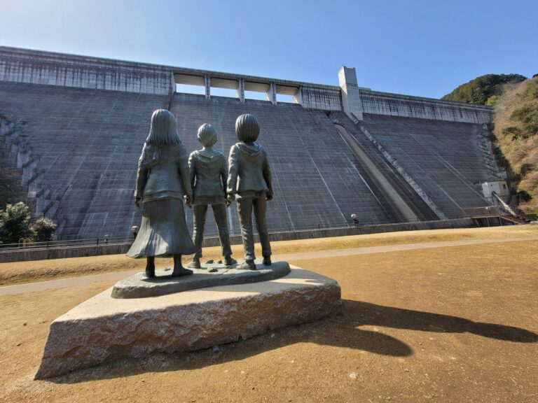 shingeki no kyojin statue oyama dam