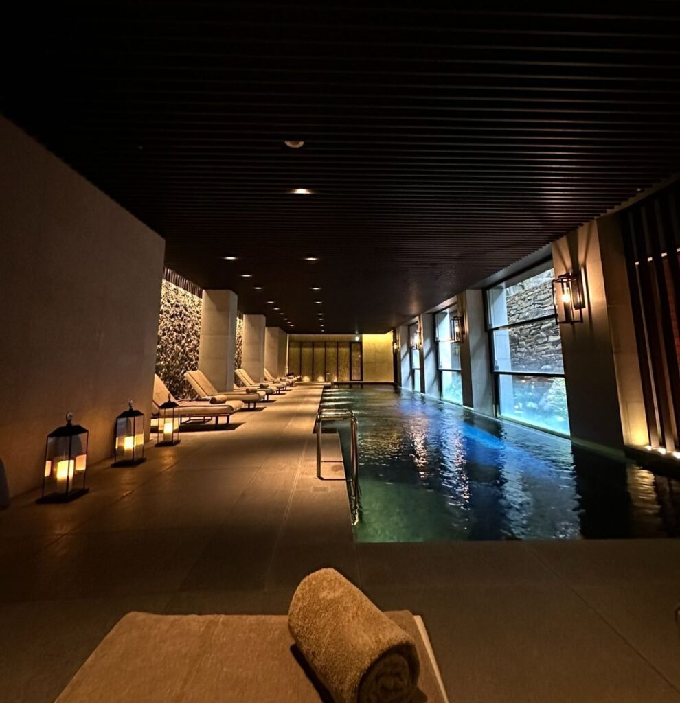 This image has an empty alt attribute; its file name is The_Ritz-Carlton_Kyoto_hotel_pool-990x1024.jpg